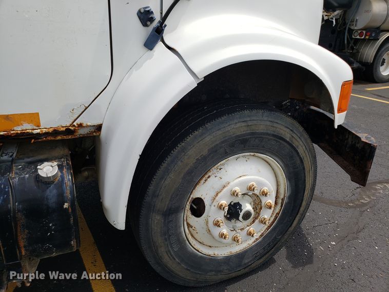 image for item FL9031 1997 International 4900 dump truck