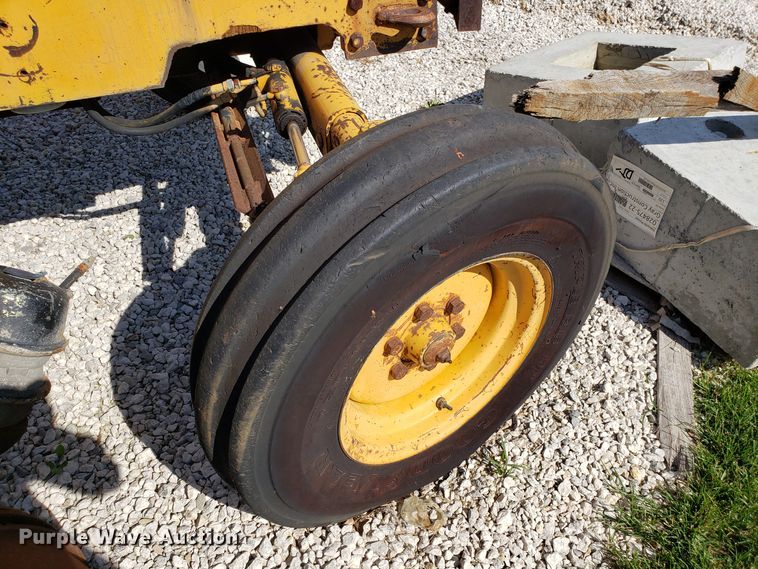 image for item FL9044 Hesston 80-66 tractor