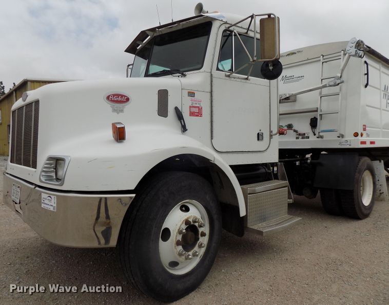 image for item DE7722 2001 Peterbilt 330 semi truck