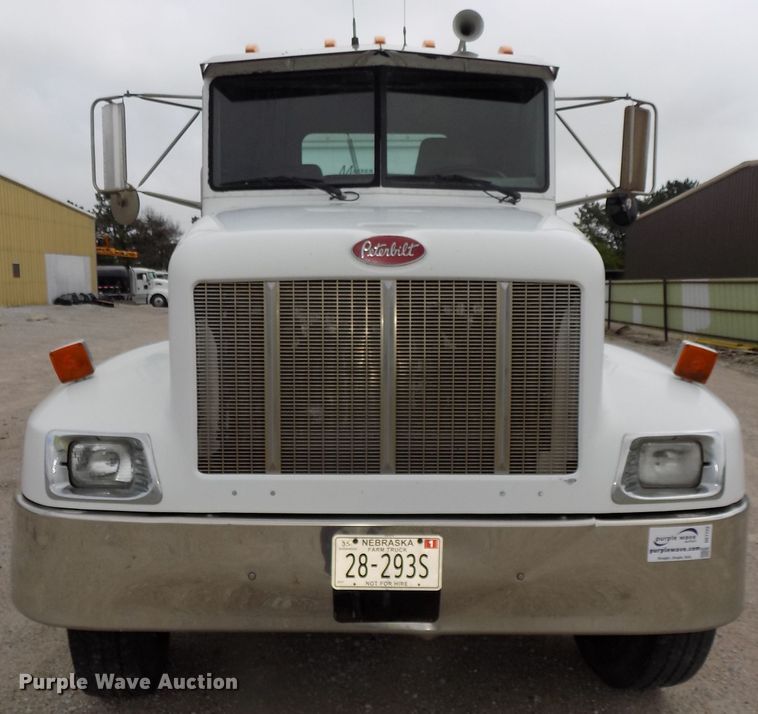 image for item DE7722 2001 Peterbilt 330 semi truck