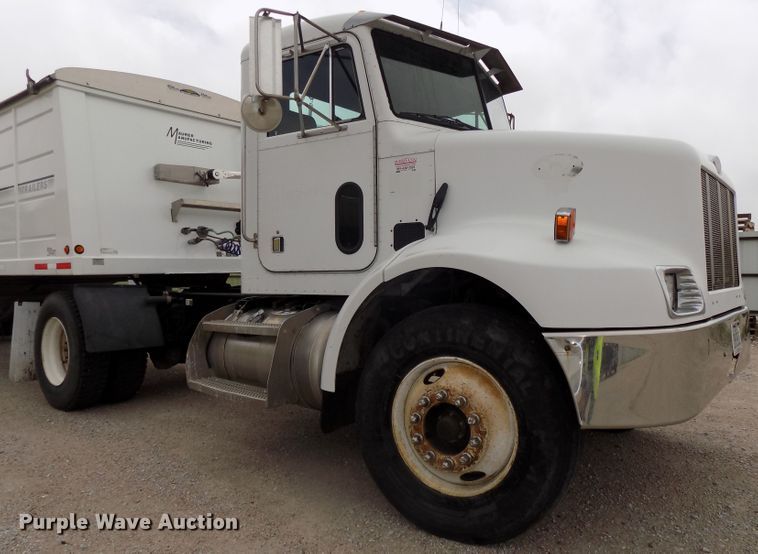 image for item DE7722 2001 Peterbilt 330 semi truck