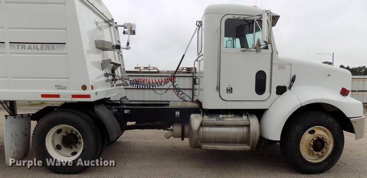 image for item DE7722 2001 Peterbilt 330 semi truck