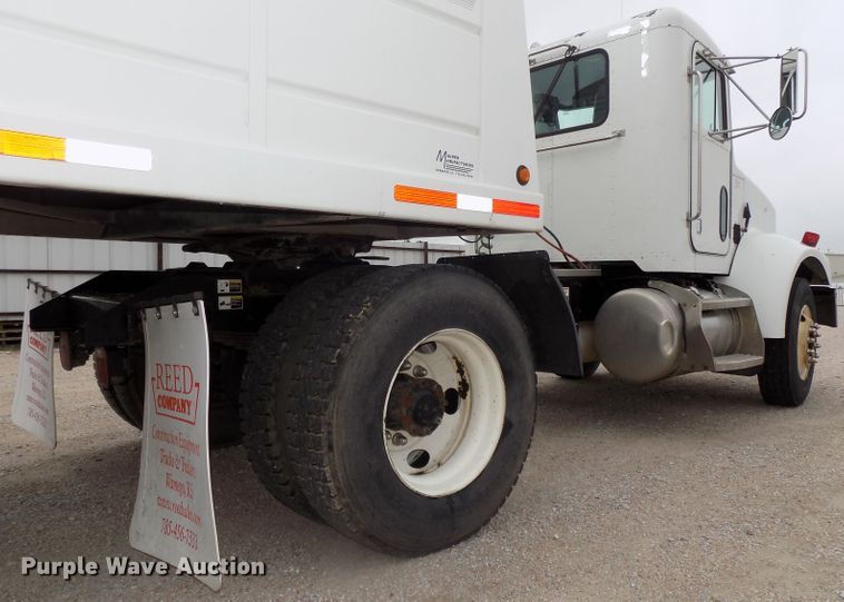 image for item DE7722 2001 Peterbilt 330 semi truck