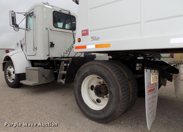 image for item DE7722 2001 Peterbilt 330 semi truck