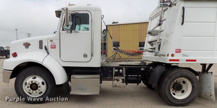 image for item DE7722 2001 Peterbilt 330 semi truck