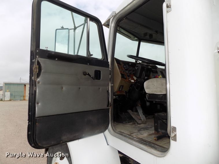 image for item DE7722 2001 Peterbilt 330 semi truck