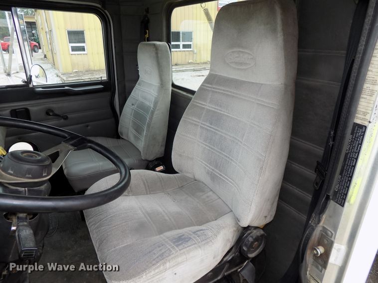 image for item DE7722 2001 Peterbilt 330 semi truck