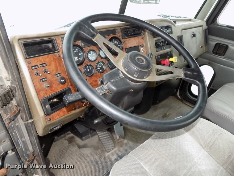 image for item DE7722 2001 Peterbilt 330 semi truck