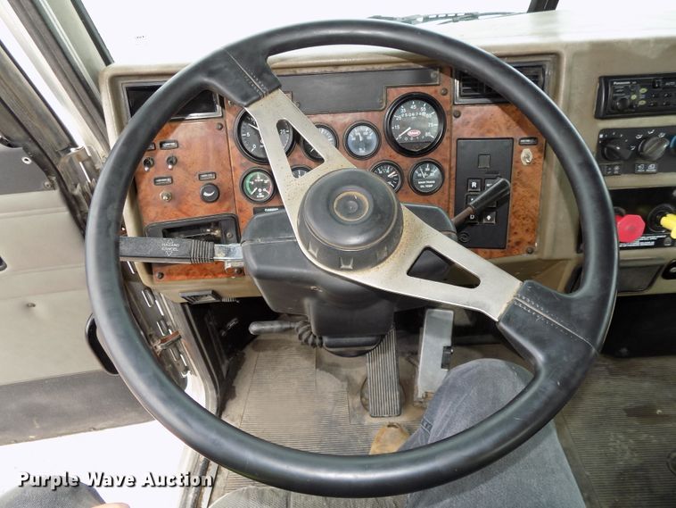 image for item DE7722 2001 Peterbilt 330 semi truck