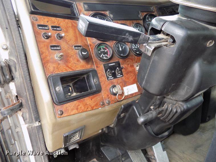 image for item DE7722 2001 Peterbilt 330 semi truck