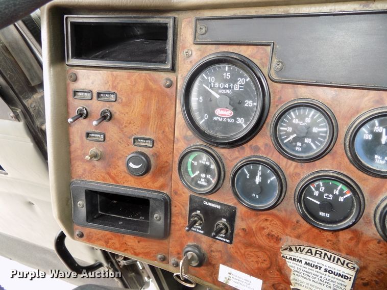 image for item DE7722 2001 Peterbilt 330 semi truck