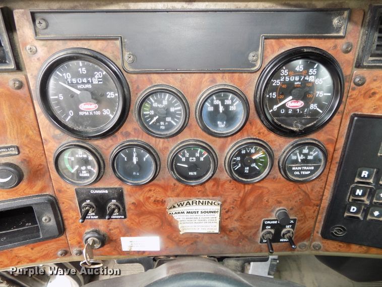 image for item DE7722 2001 Peterbilt 330 semi truck