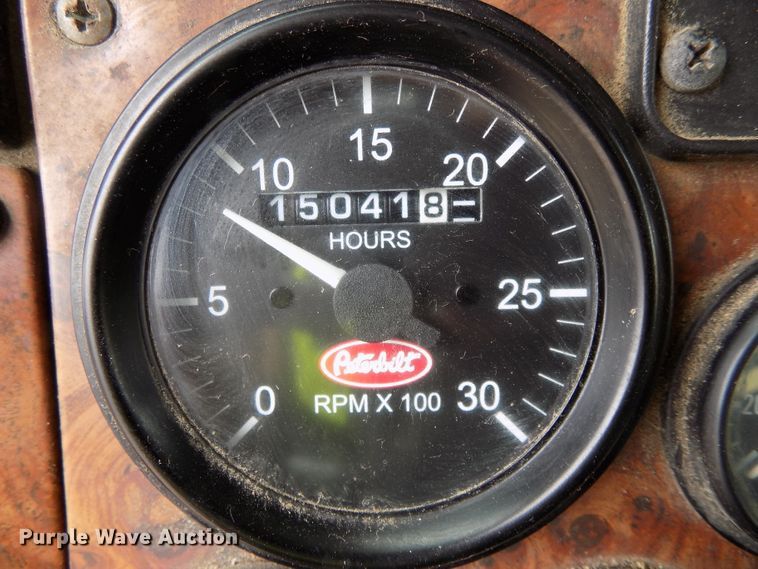 image for item DE7722 2001 Peterbilt 330 semi truck