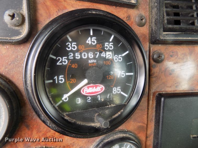 image for item DE7722 2001 Peterbilt 330 semi truck