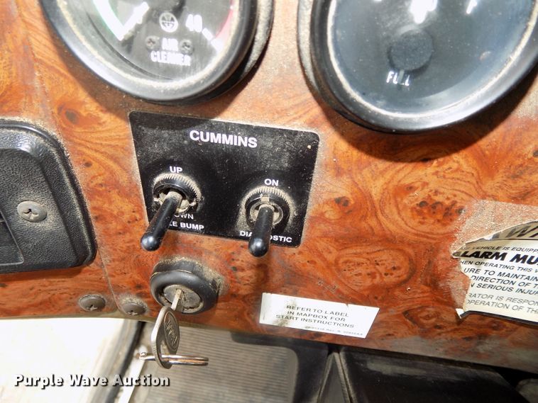 image for item DE7722 2001 Peterbilt 330 semi truck