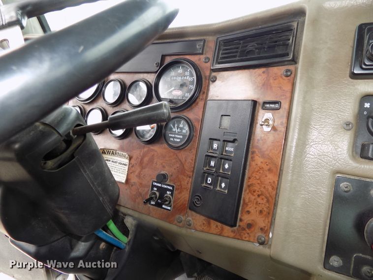 image for item DE7722 2001 Peterbilt 330 semi truck