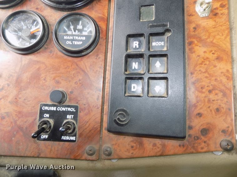 image for item DE7722 2001 Peterbilt 330 semi truck