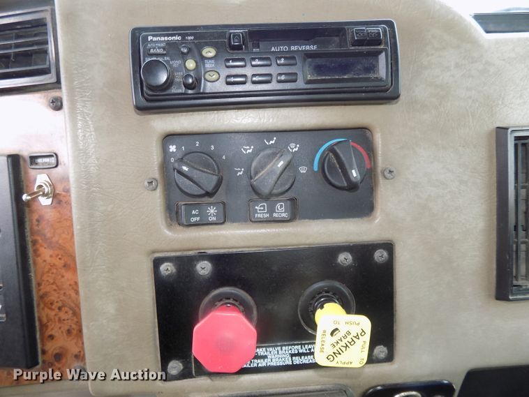 image for item DE7722 2001 Peterbilt 330 semi truck