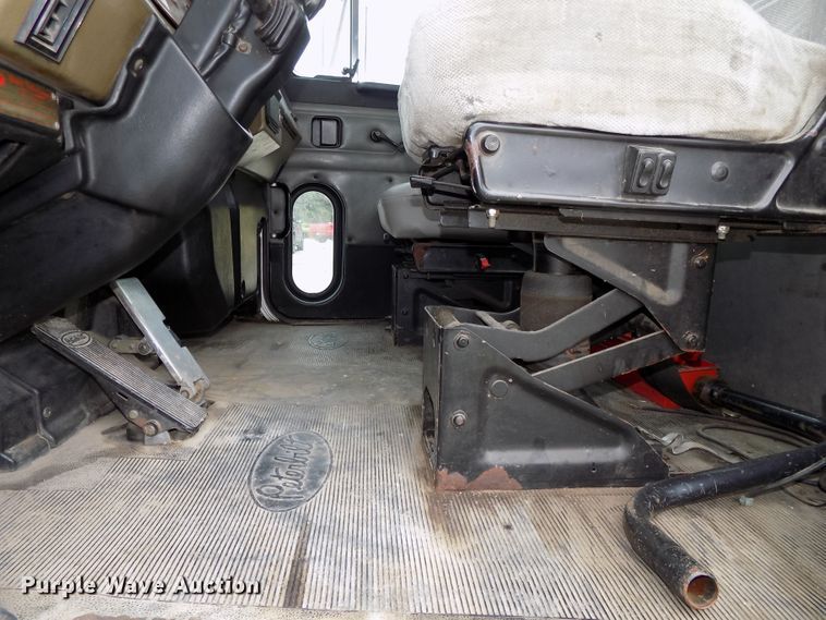 image for item DE7722 2001 Peterbilt 330 semi truck