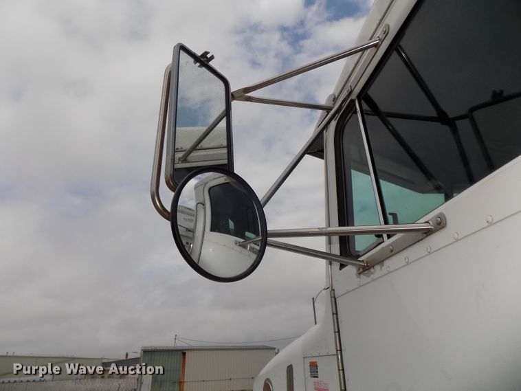 image for item DE7722 2001 Peterbilt 330 semi truck