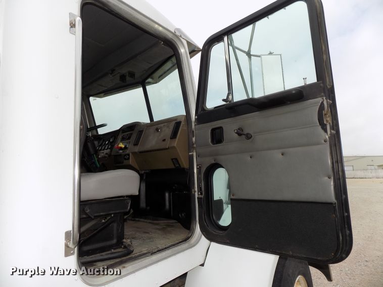 image for item DE7722 2001 Peterbilt 330 semi truck