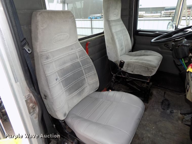 image for item DE7722 2001 Peterbilt 330 semi truck