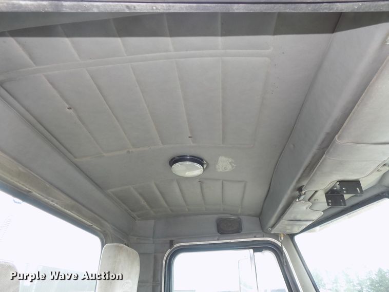 image for item DE7722 2001 Peterbilt 330 semi truck