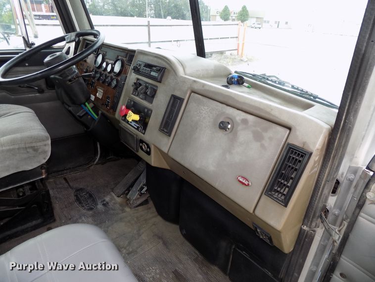 image for item DE7722 2001 Peterbilt 330 semi truck