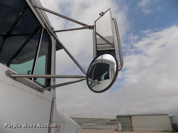 image for item DE7722 2001 Peterbilt 330 semi truck