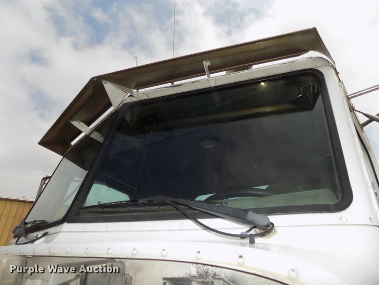 image for item DE7722 2001 Peterbilt 330 semi truck