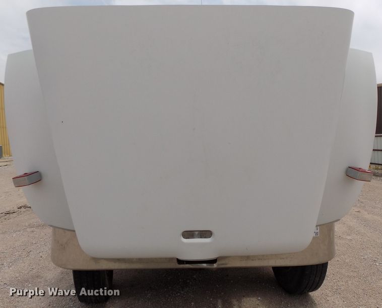 image for item DE7722 2001 Peterbilt 330 semi truck