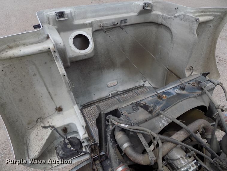 image for item DE7722 2001 Peterbilt 330 semi truck