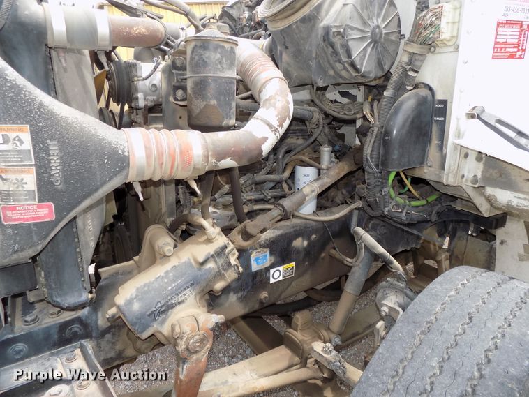 image for item DE7722 2001 Peterbilt 330 semi truck