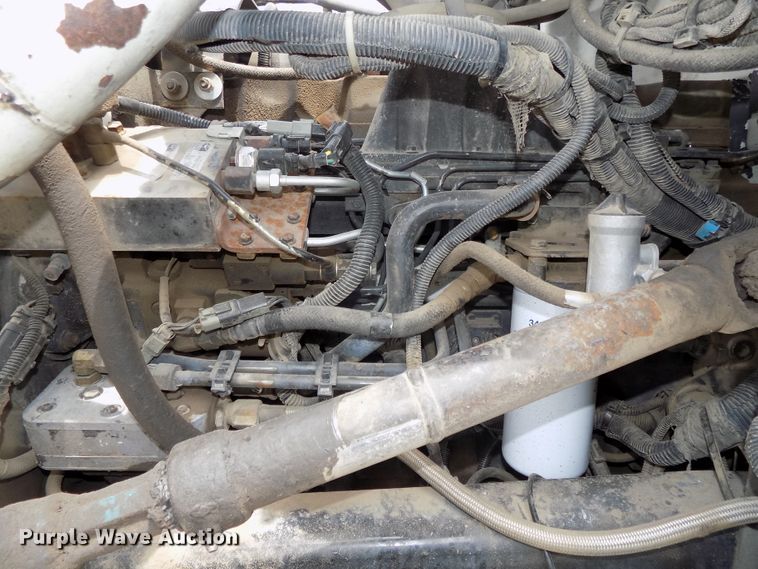 image for item DE7722 2001 Peterbilt 330 semi truck