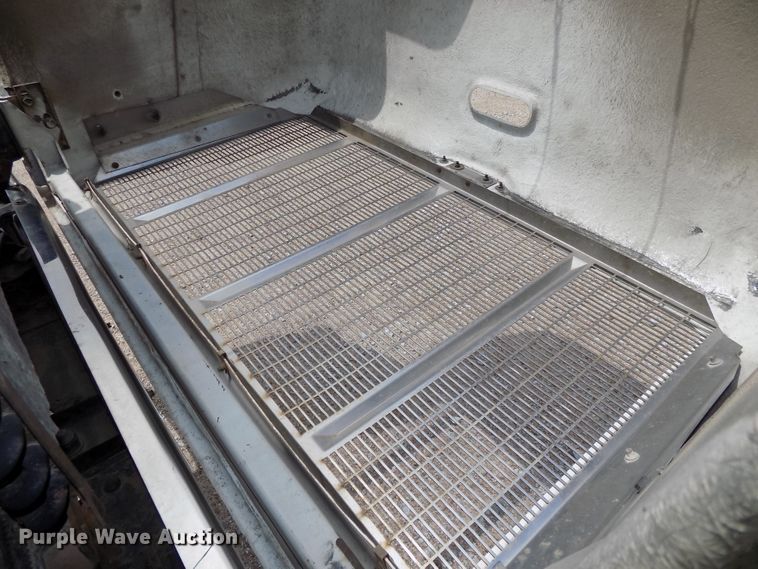 image for item DE7722 2001 Peterbilt 330 semi truck