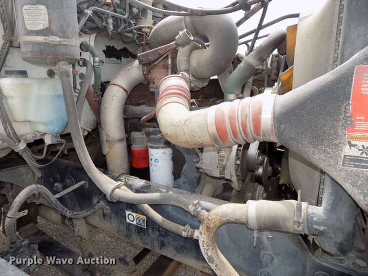 image for item DE7722 2001 Peterbilt 330 semi truck