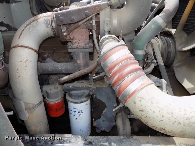 image for item DE7722 2001 Peterbilt 330 semi truck