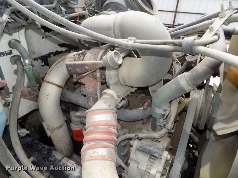 image for item DE7722 2001 Peterbilt 330 semi truck