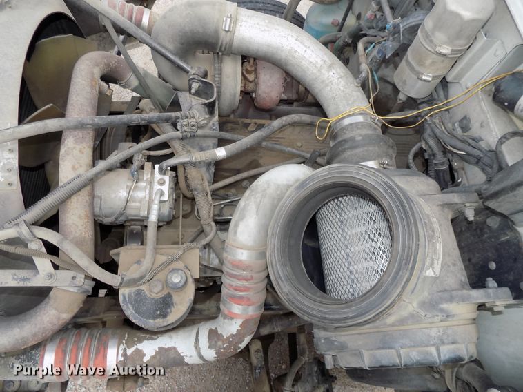 image for item DE7722 2001 Peterbilt 330 semi truck