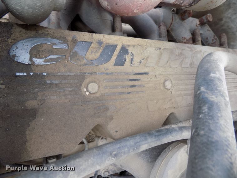 image for item DE7722 2001 Peterbilt 330 semi truck