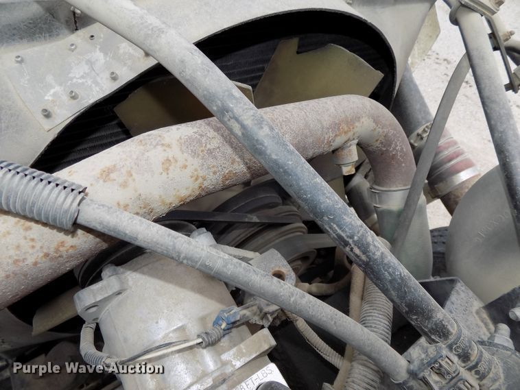 image for item DE7722 2001 Peterbilt 330 semi truck