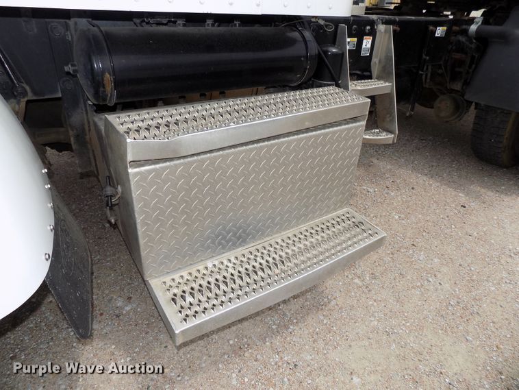 image for item DE7722 2001 Peterbilt 330 semi truck