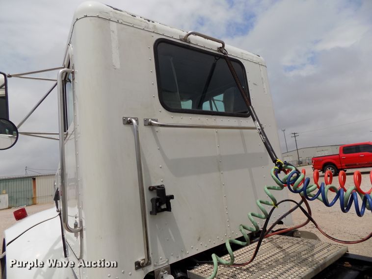 image for item DE7722 2001 Peterbilt 330 semi truck