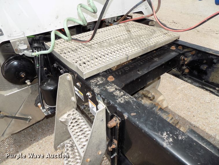 image for item DE7722 2001 Peterbilt 330 semi truck