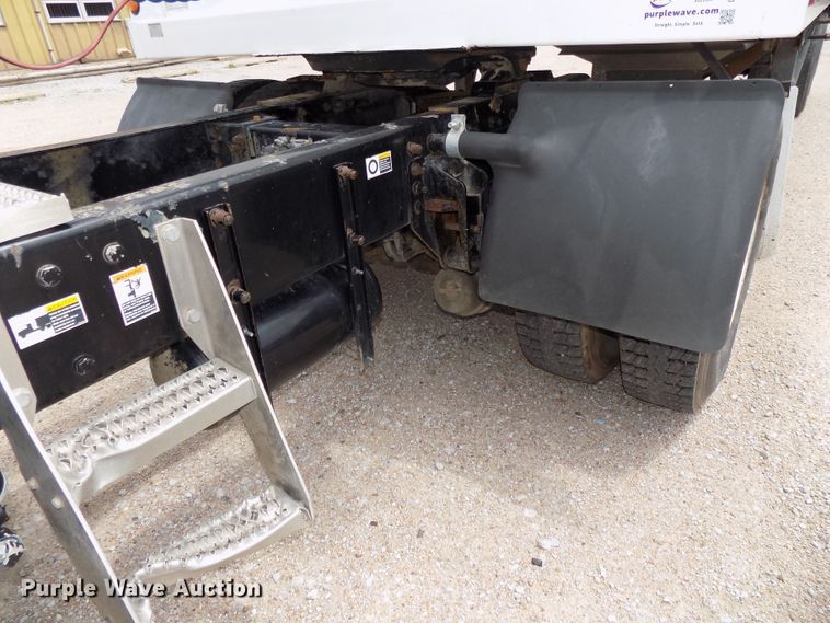 image for item DE7722 2001 Peterbilt 330 semi truck