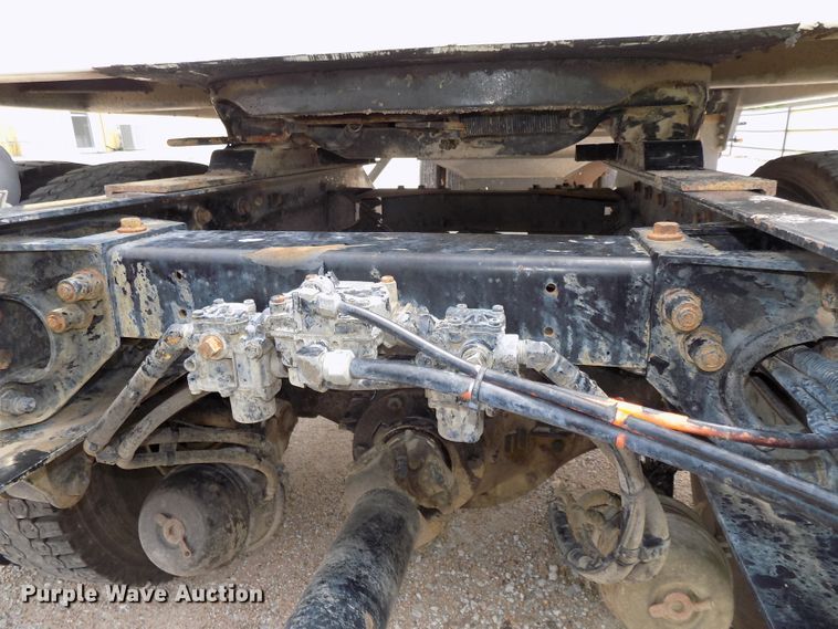 image for item DE7722 2001 Peterbilt 330 semi truck