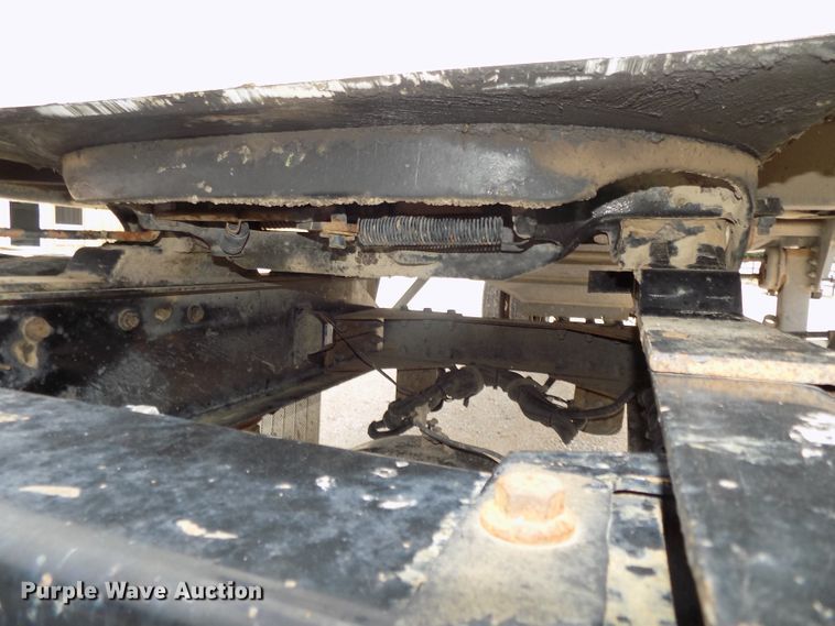 image for item DE7722 2001 Peterbilt 330 semi truck