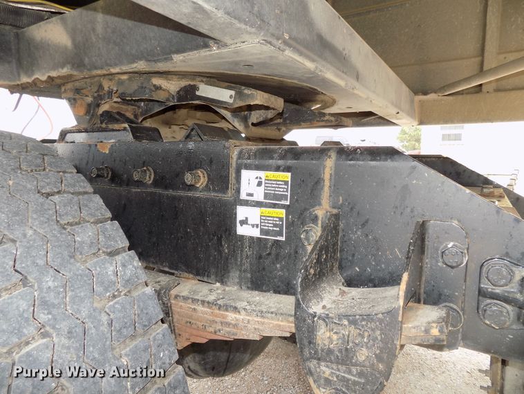 image for item DE7722 2001 Peterbilt 330 semi truck