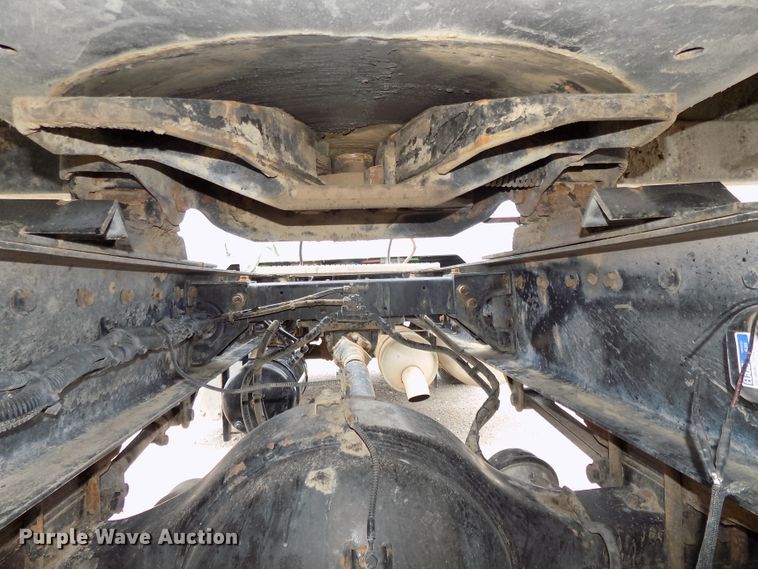 image for item DE7722 2001 Peterbilt 330 semi truck