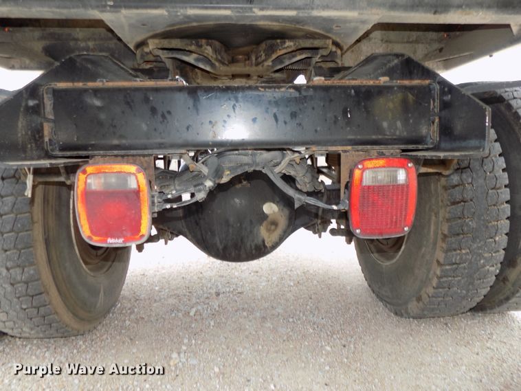 image for item DE7722 2001 Peterbilt 330 semi truck